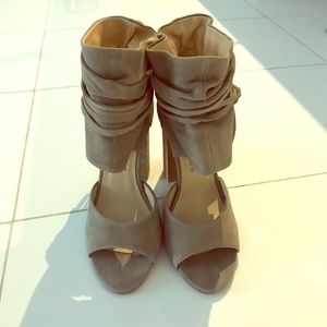 NEW, never worn Chinese laundry Leigh sandal